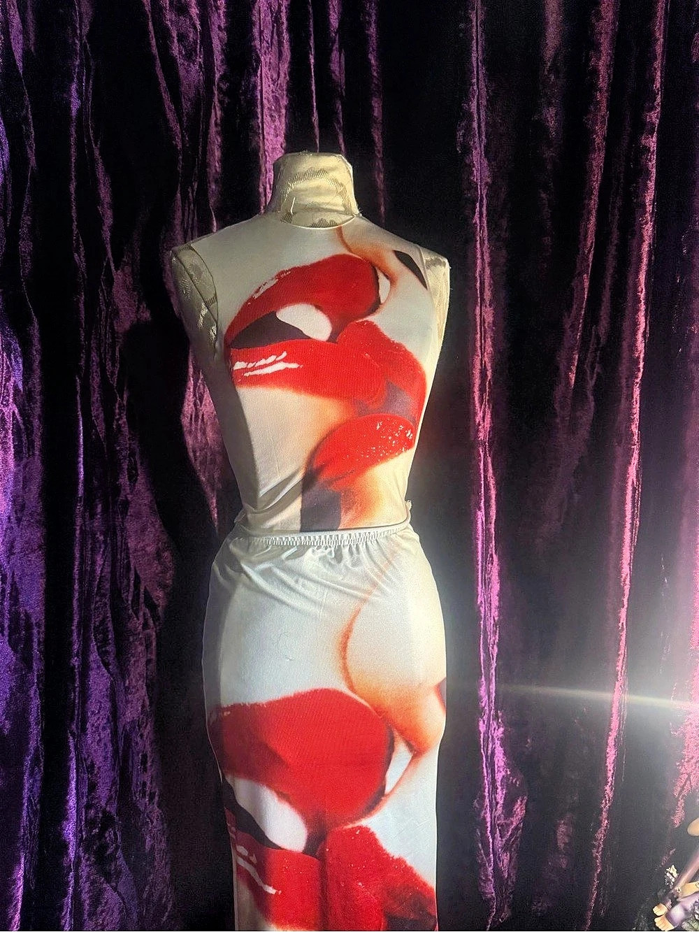 Girls Kissing Two Piece Set - Picture 2 of 5